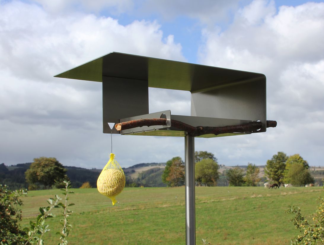 modernes-vogelhaus-flachdach-edelstahl-mit-stnder2