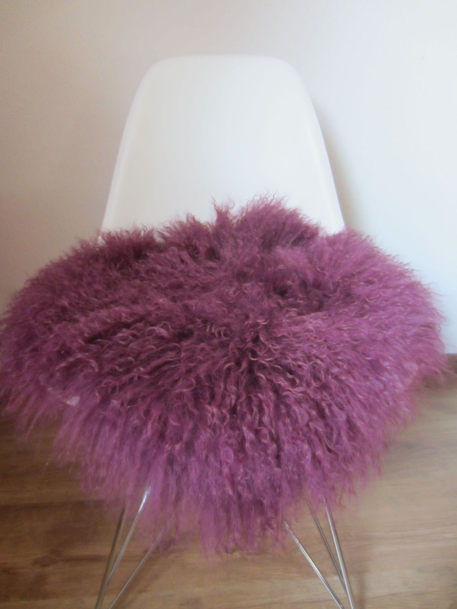 tibetlammfell-aubergine-lila-stuhlauflage-sitzkissen-echtes-lammfell-pad-kleiner