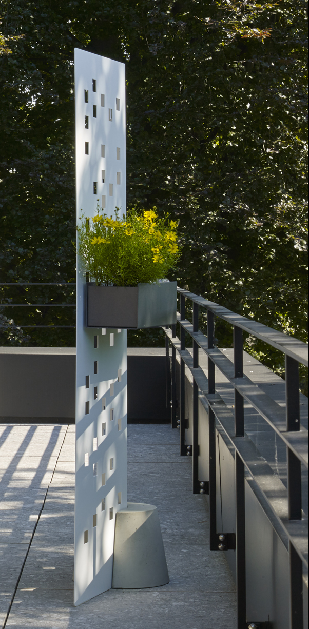 moderner-sichtschutz-separo-solo-2000-metall-wei-garten-mit-betonfu