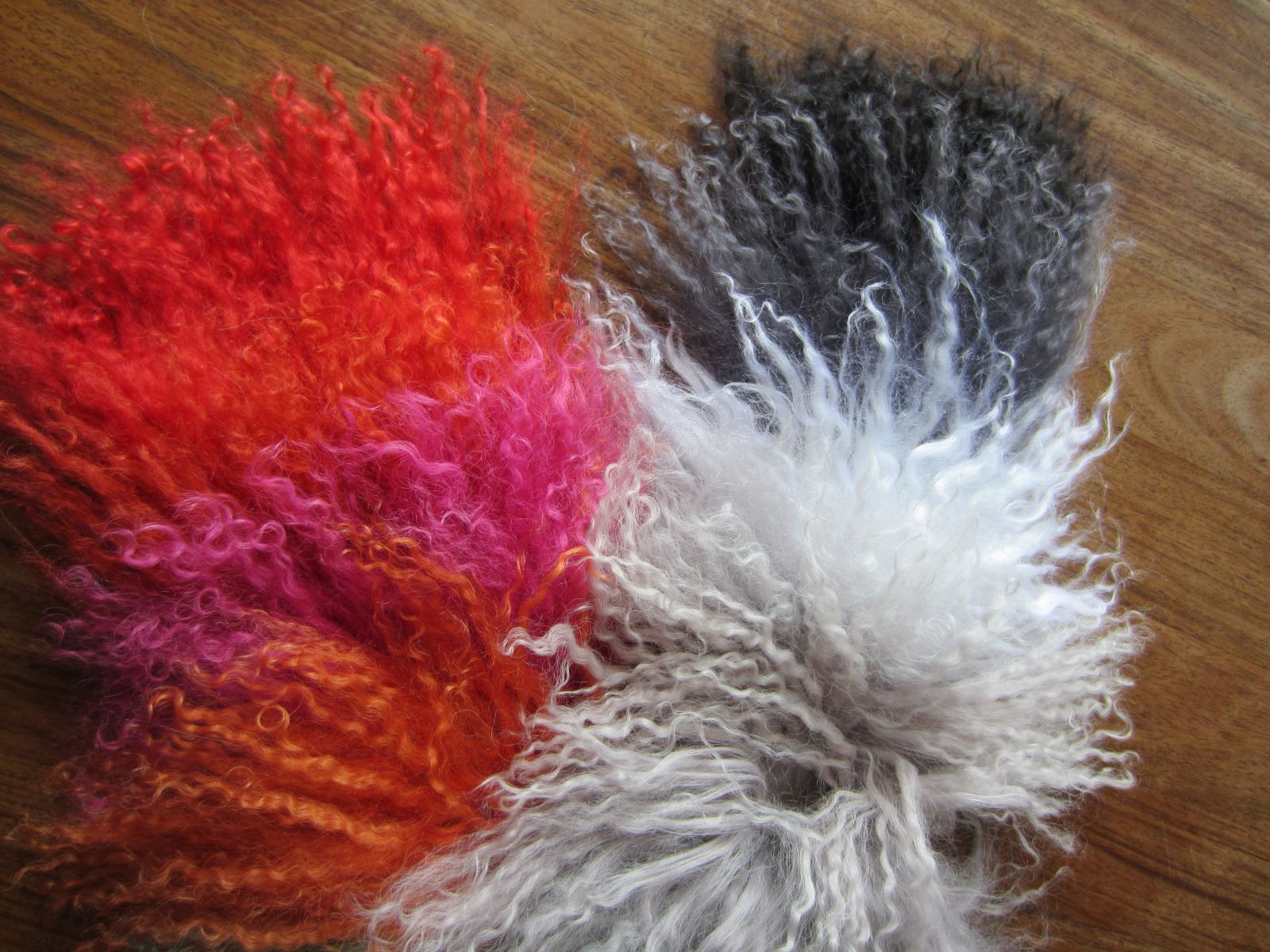 tibetlammfell-sitzauflage-stuhlkissen-lammfell-alle-farben-web(1) tibetlammfell-sitzauflage-stuhlkissen-lammfell-alle-farben-web(1)
