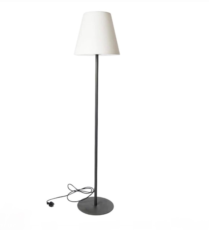 outdoorleuchte-standy-mit-kabel-150cm-freigestellt outdoorleuchte-standy-mit-kabel-150cm-freigestellt