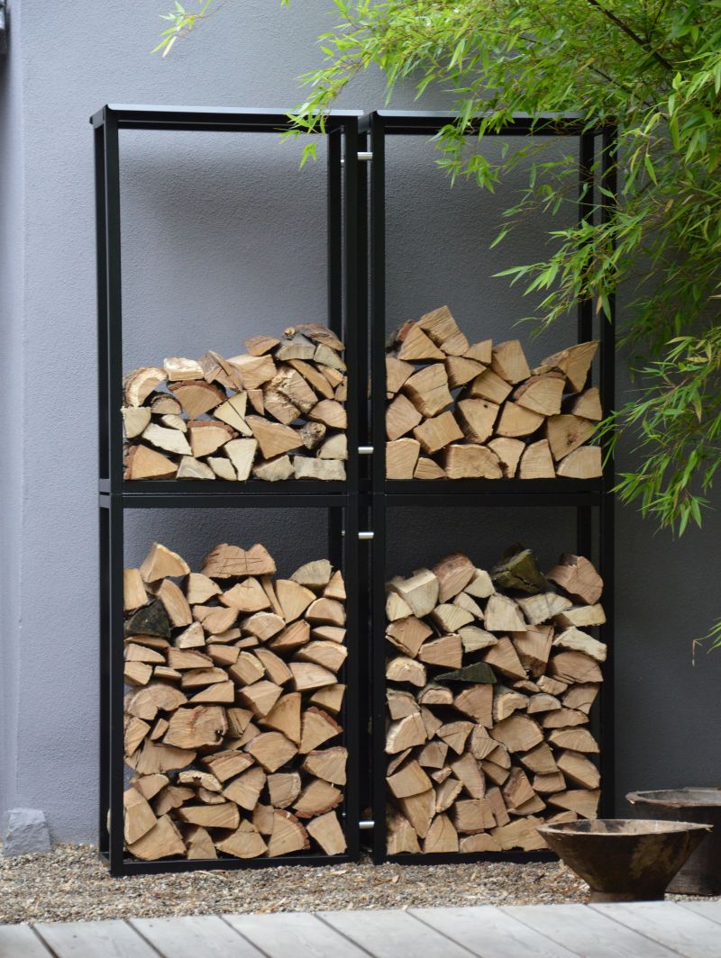 kaminholzregal-outdoor-metall-schwarz-holzlege-wetterfest-ambiente