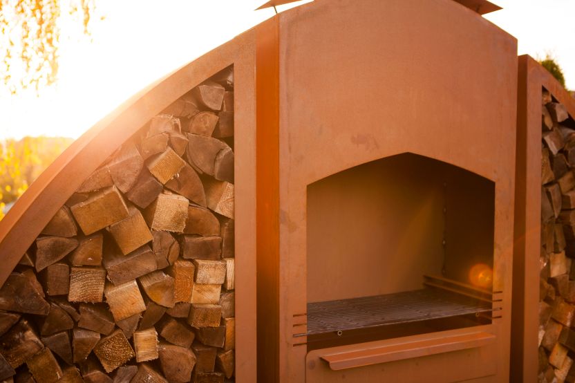 gartengrill-outdoor-ofen-terrassenkamin-holzlege-kaminholzregal-meridian-corten-rostig-metall-detail gartengrill-outdoor-ofen-terrassenkamin-holzlege-kaminholzregal-meridian-corten-rostig-metall-detail