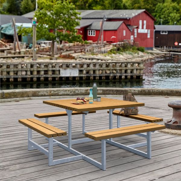 cuatro-quadratische-outdoor-sitzgruppe-holz-teak-ambiente