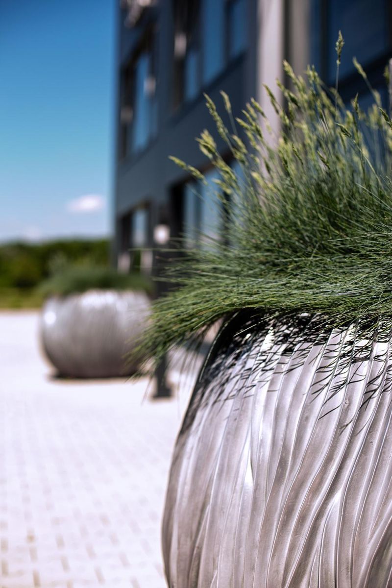 flow-outdoor-pflanzgef-rund-bauchig-silber-aluminium-ambiente