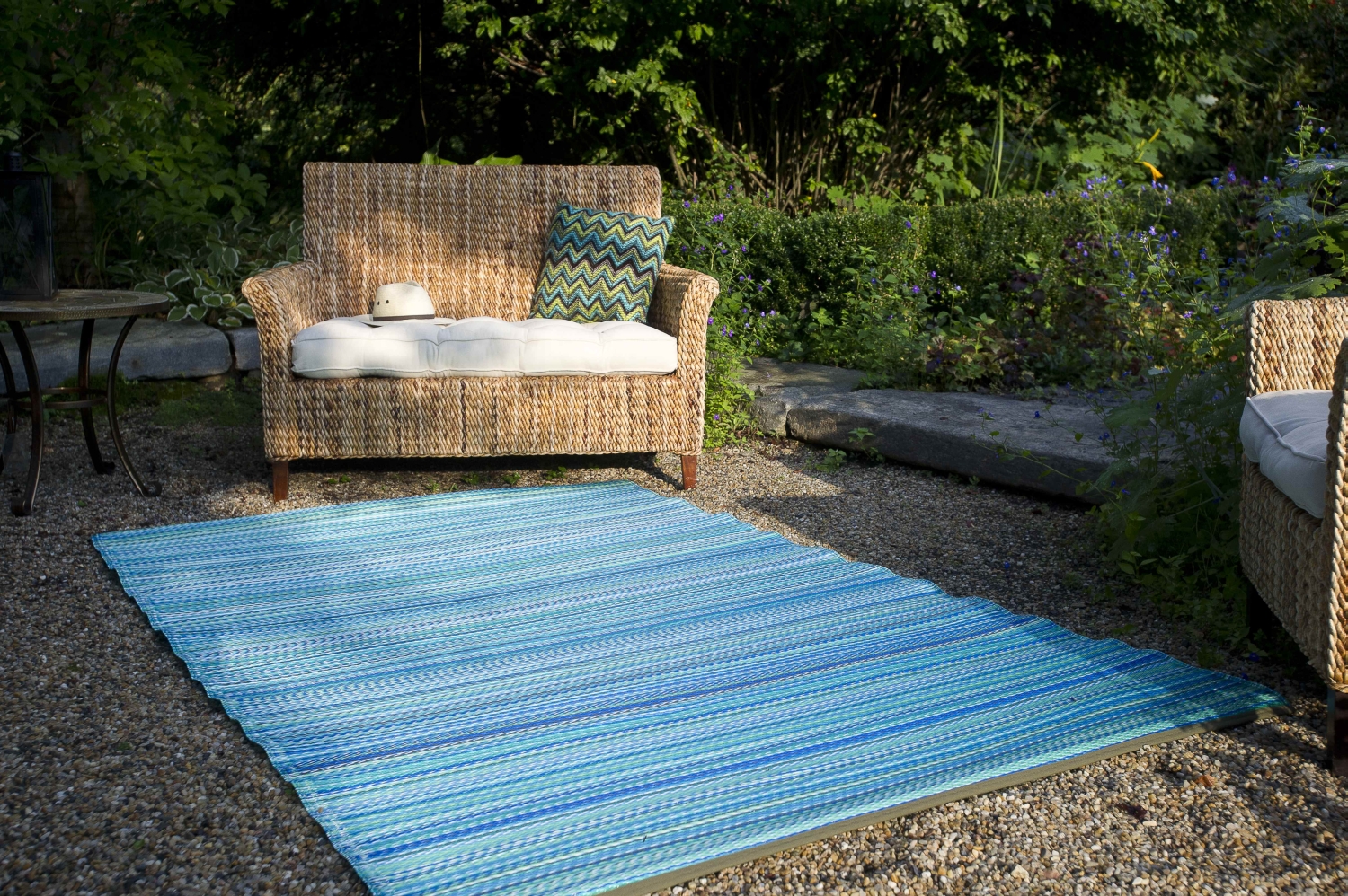 outdoor-teppich-gartenteppich-moderner-garten-streifen-tuerkis-blau-2 outdoor-teppich-gartenteppich-moderner-garten-streifen-tuerkis-blau-2