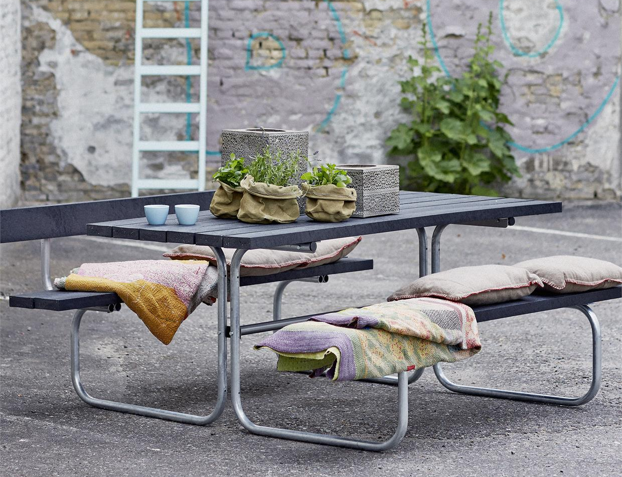 CLASSIQUE Outdoor-Sitzgruppe, super pflegeleicht: schwarzes "Holz" aus